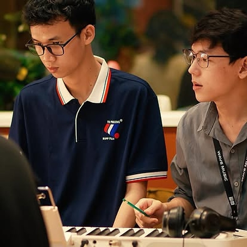 Thầy và học viên cùng tập trung bên bàn phím