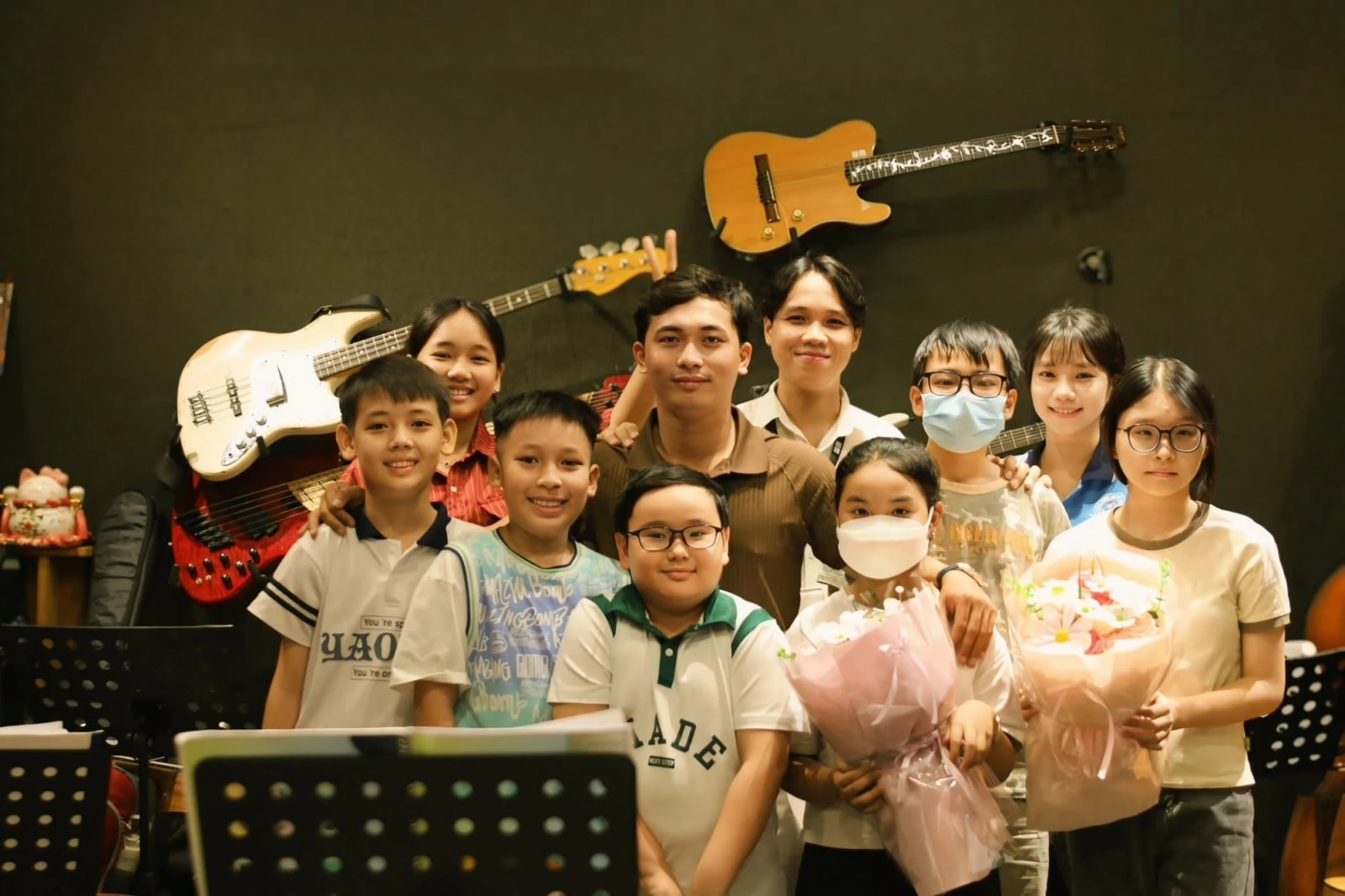 Giáo viên và học viên Wave Music chụp ảnh cùng nhau