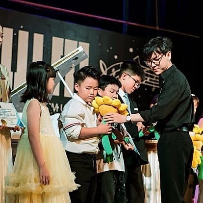 Học viên nhận quà trong buổi biểu diễn