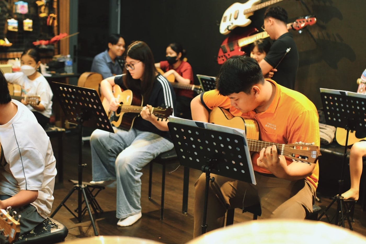 Lớp guitar nhóm đang học cùng nhau