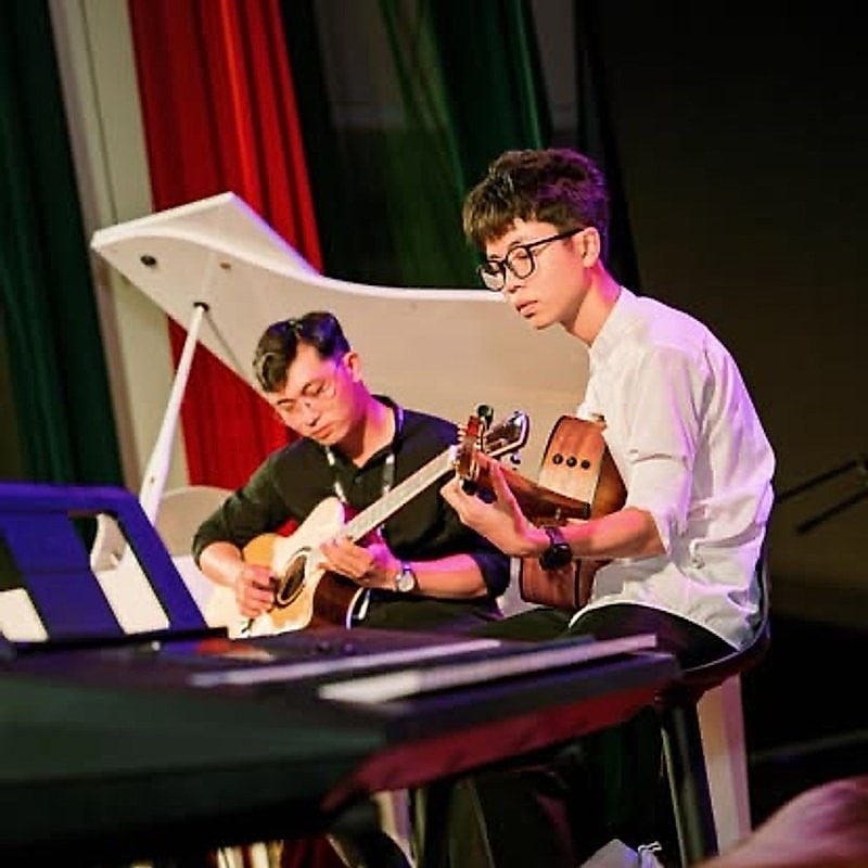 Hai học viên chơi guitar acoustic