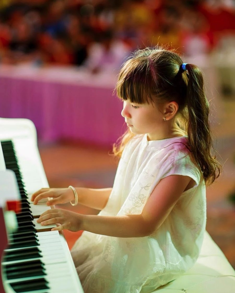 Bé gái chơi piano tại Wave Music