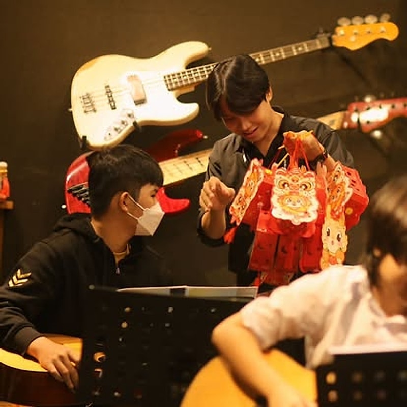 Lớp guitar nhóm trong không khí lễ hội
