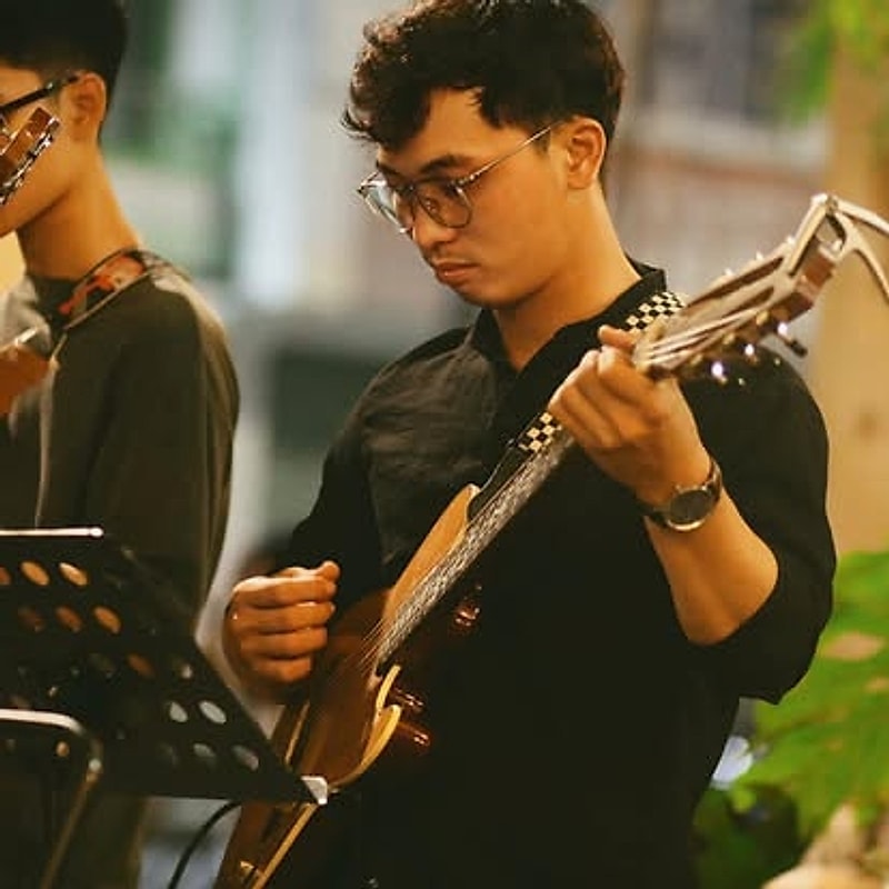 Học viên chơi đàn ngoài trời
