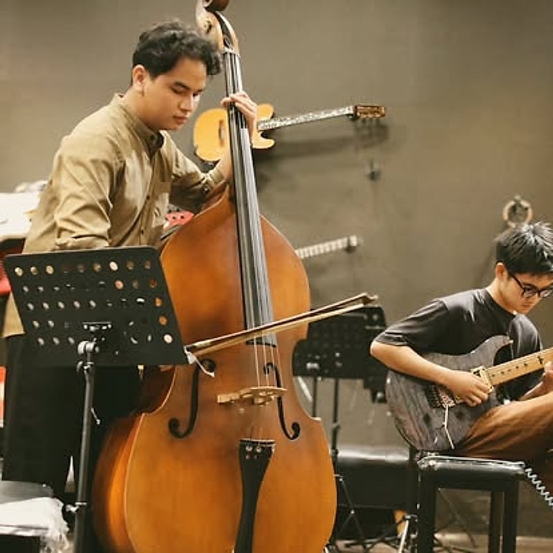Học viên chơi contrabass và guitar điện cùng nhau
